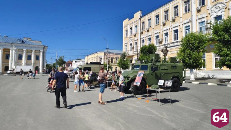 На площади в Вольске открыли выставку военной техники