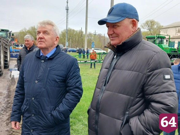 Саратовским аграриям презентовали многофункциональные плуги и агродроны