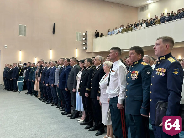 В саратовском правительстве перед Днем России исполнили патриотические песни